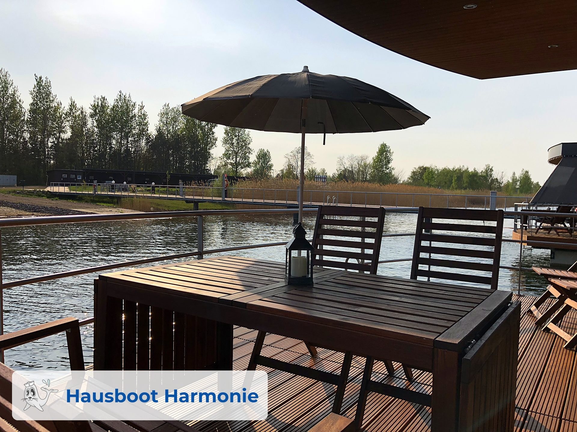 Terrasse auf dem Wasser · Hausboot Harmonie
